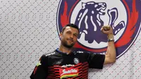 Srdan Ostojic resmi dikontrak Arema. (Bola.com/Iwan Setiawan)