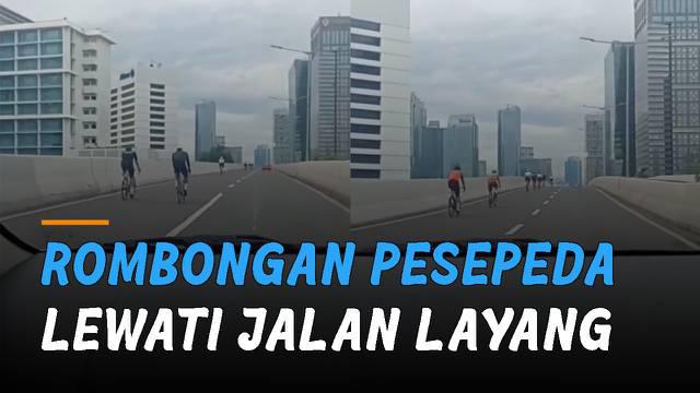 Rombongan pesepeda nekat melintasi JLNT Karet arah Tebet, Jakarta Selatan .
