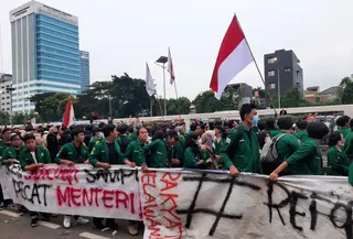 Demo mahasiswa di depan Gedung DPR, Senayan, Jakarta, Kamis (21/4/2022). (Liputan6.com/Ady Anugrahadi)