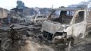Bangkai mobil yang turut hangus terbakar di wilayah permukiman di Jalan Gotong Royong, RW 002 Pondok Bambu, Jakarta, Senin (8/8). Polisi masih mengusut penyebab kebakaran yang menghanguskan 90 rumah tersebut. (Liputan6.com/Johan Tallo)