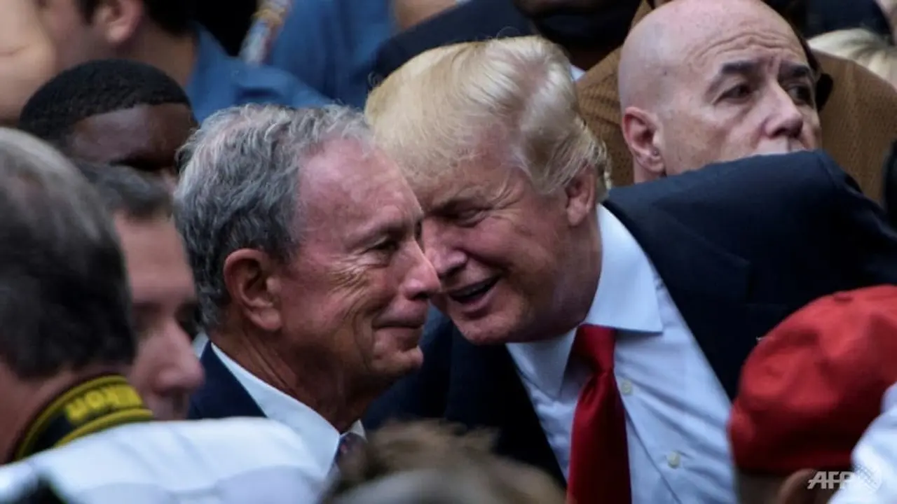 Donald Trump terlihat berbicara dengan Bloomberg.