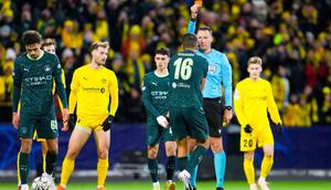 Wasit Sven Jablonski memberikan kartu merah kepada gelandang Manchester City, Rodri, dalam pertandingn Liga Champions antra Bodo/Glimt vs Manchester City di Aspmyra Stadion, Bodo, Norwegia, Rabu (21/1/2026) dini ari WIB. (Fredrik Varfjell/NTB via AP)