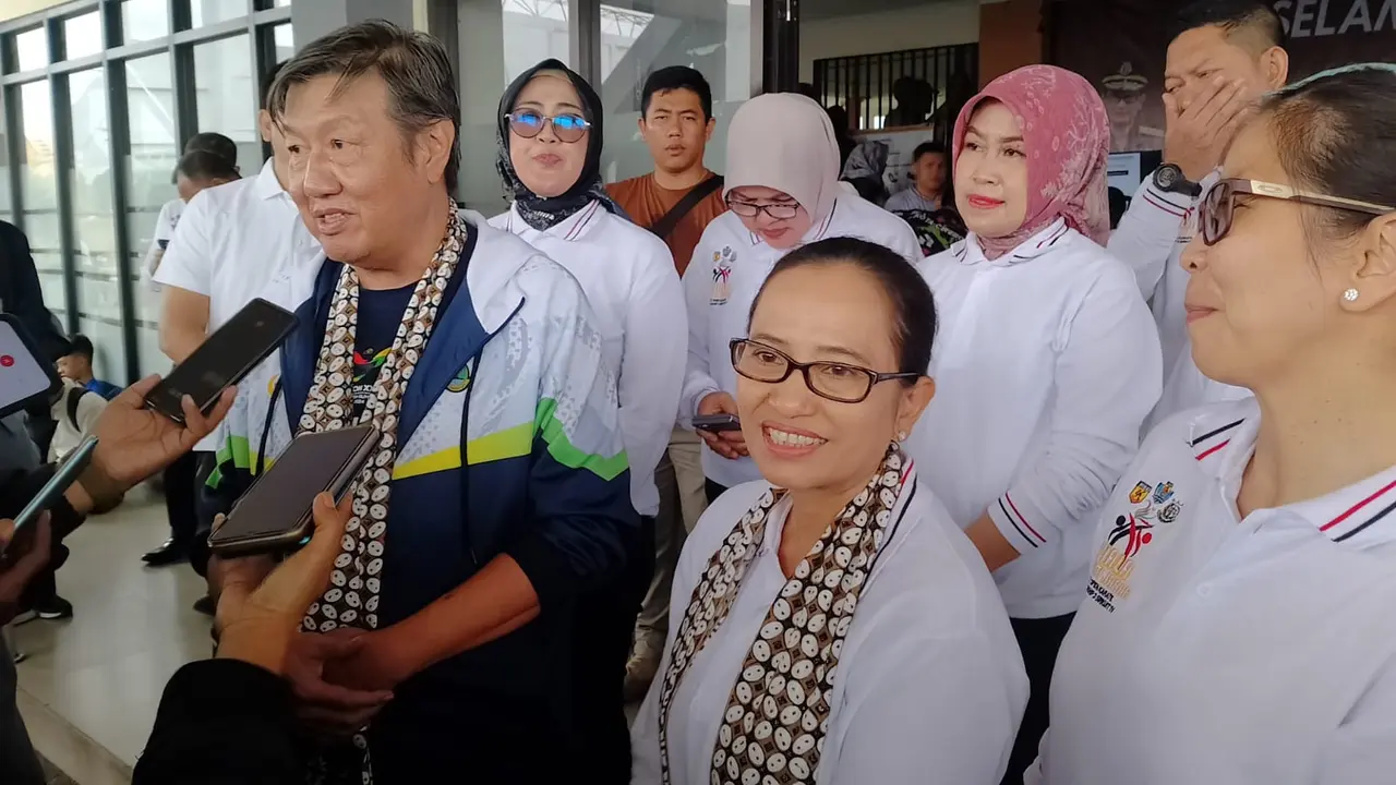 Kajati Jabar Katarina Endang Sarwestri didamping Kajari Garut Helena Oktavianne, selepas pembukaan kejuaraan karate piala Kajati Jabar 2024, di kawasan SOR Adiwijaya, Garut, Jumat (20/24/2024). (Liputan6.com/Jayadi Supriadin)