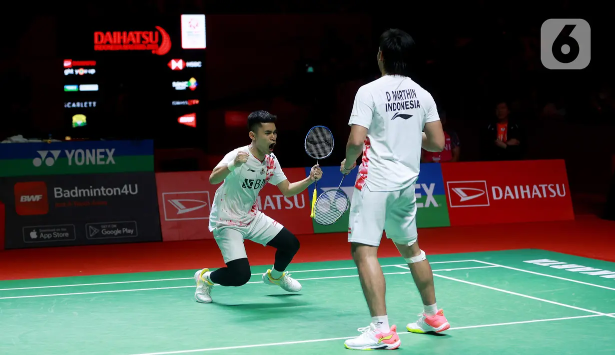 Ganda putra Indonesia, Leo Rolly Carnando/Daniel Marthin, merayakan kemenangan setelah menaklukkan wakil Jepang, Takuro Hoki/Yugo Kobayashi pada laga semifinal Indonesia Masters 2023 di Istora Senayan, Jakarta, Sabtu (28/1/2023). Wakil Indonesia itu menang dengan skor 18-21, 21-17, 21-3. (Bola.com/M Iqbal Ichsan)