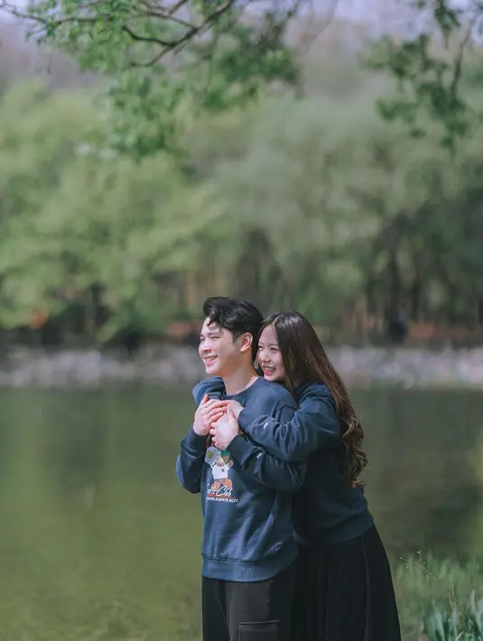 Sisca Kohl memadukan sweater navy itu dengan rok panjang dan sneakers [@jessnolimit]