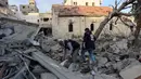 Tim penyelamat memeriksa Rumah Sakit Al-Ahli usai serangan Israel di Kota Gaza pada 13 April 2025. (Omar AL-QATTAA/AFP)