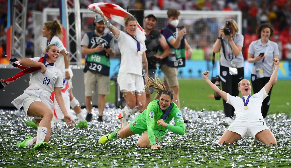 Para pemain Timnas Wanita Inggris merayakan kemenangan di ajang Euro 2022 usai mengalahkan Jerman 2-1 pada babak final di stadion Wembley, di London, pada Juli 31 Desember 2022. (AFP/Franck Fife)