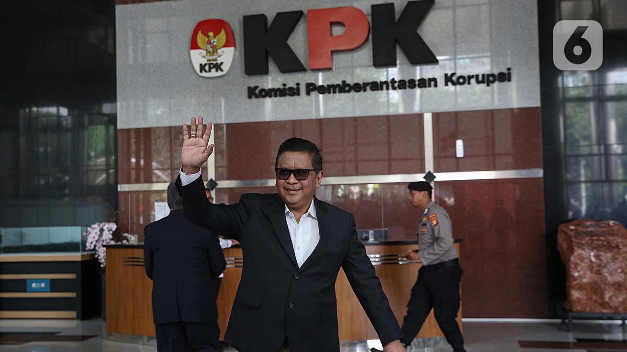 Tunjukkan Buku Tentang Hak dan Kewajiban Tersangka/Terdakwa Tindak Pidana Korupsi, Sekjen PDIP Hasto Kristiyanto Siap Diperiksa Penyidik KPK