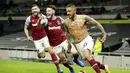 Pemain West Ham United, Manuel Lanzini, melakukan selebrasi usai mencetak gol ke gawang Tottenham Hotspur pada laga Liga Inggris Senin (19/10/2020). Kedua tim bermain imbang 3-3. (AP/Matt Dunham, Pool)