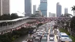 Sejumlah kendaraan terjebak kemacetan di Jalan Jenderal Sudirman, Jakarta, Senin (16/3/2020). Peniadaan sementara aturan ganjil-genap  terkait dengan penyebaran virus corona Covid-19 membuat kemacetan terjadi di sejumlah wilayah Jakarta. (Liputan6.com/Angga Yuniar)