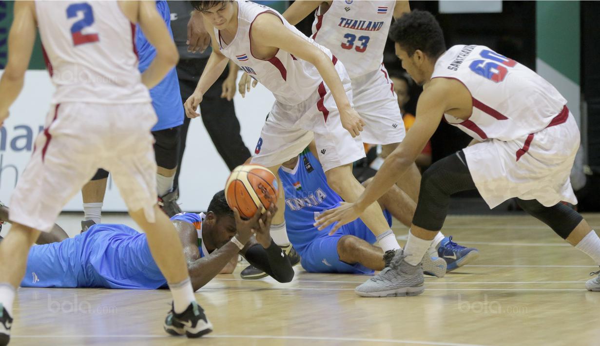 Pemain India, Annandurai Aravind mencoba memberikan umpan kepada rekannya saat melawan Thailand pada laga test event Basket Asian Games 2018 di Hall A Senayan, Jakarta, Rabu (7/2/2018). Thailand  menang 79-72. (Bola.com/Nicklas Hanoatubun)