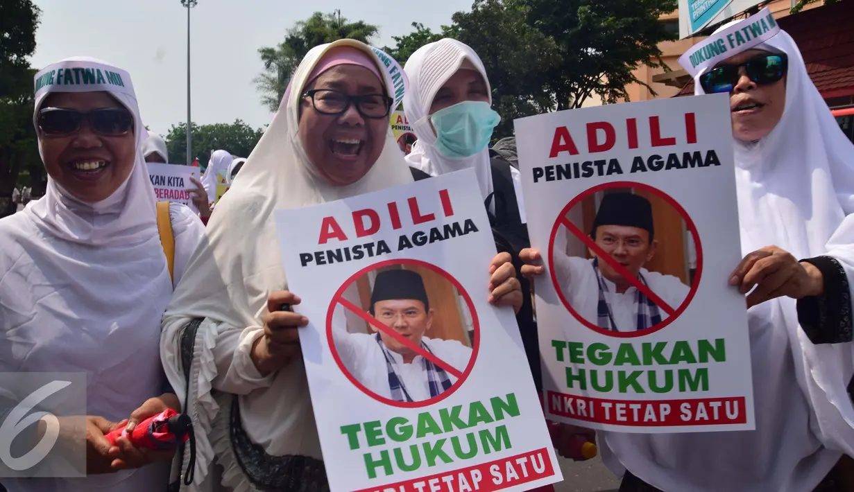 Sejumlah wanita berunjuk rasa di depan Masjid Baiturrahman Semarang, Jumat (4/11). Mereka menuntut polisi agar segera menangkap Ahok karena diduga telah melakukan penistaan agama. (Liputan6.com/Gholib)