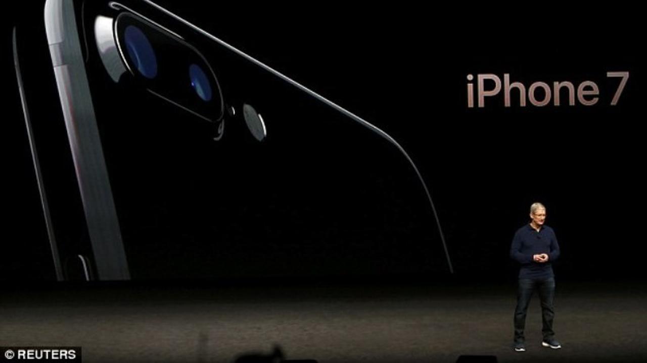Tim Cook meluncurkan iPhone 7