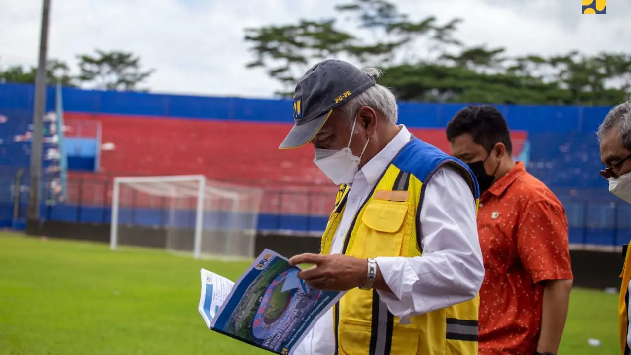 Menteri Pekerjaan Umum dan Perumahan Rakyat (PUPR) Basuki Hadimuljono bersama Menteri Pemuda dan Olahraga  (Menpora) Zainudin Amali meninjau Stadion Kanjuruhan di Kabupaten Malang, Jawa Timur, Kamis (13/10/2022)