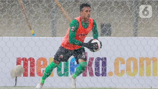 Momen Unik Muhammad Ridho Pakai Rompi Saat MU Hadapi PSS Sleman di Piala Menpora
