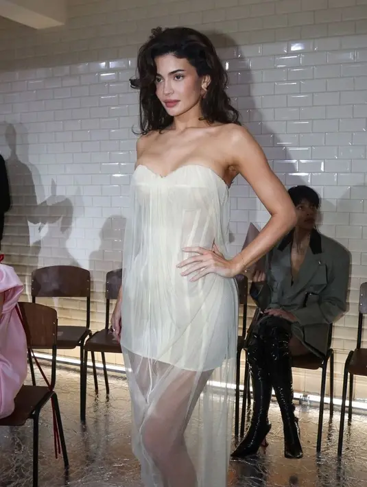 <p>Bahkan riasan wajahnya dibuat flawless galm, mengaplikasikan lipstik nude dan blush on kecoklatan. Tanpa riasan mata berlebih. [@kyliejenner]</p>