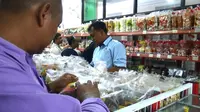 Petugas memeriksa berbagai produk makanan dan minuman di sejumlah toko di Tulungagung, Jawa Timur (Zainul Arifin/Liputan6.com)