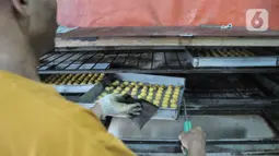 Industri rumahan yang berdiri sejak 1996 ini membuat berbagai jenis kue kering seperti nastar, kacang, dan kue lidah kucing.  (merdeka.com/Iqbal S Nugroho)