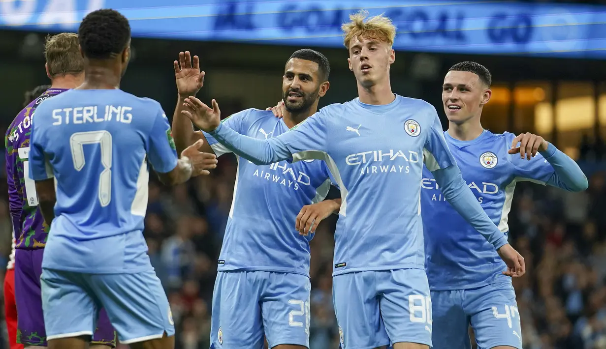 Pada menit ke-83 Riyad Mahrez mencetak gol keduanya untuk membawa Manchester City unggul jauh 5-1. Ia berhasil menyontek bola ke dalam gawang David Stockdale usai menerima umpan Raheem Sterling. (AP/Dave Thompson)