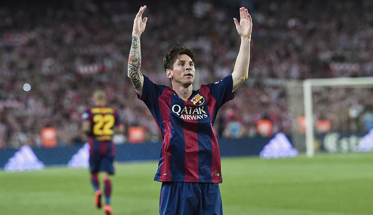 Penyerang Barcelona, Lionel Messi, mengangkat kedua tangannya menyapa para fans usai mencetak gol ke gawang Athletic Bilbao pada laga La Liga di Stadion Camp Nou, Spanyol, Sabtu (30/5/2015). (AFP/Josep Lago)