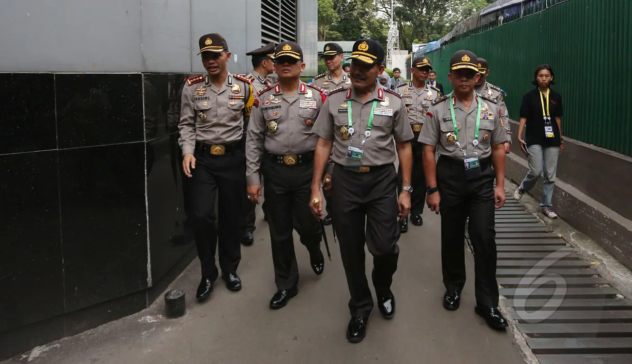 Kapolri Jenderal Pol Badrodin Haiti meninjau lokasi diselenggarakannya Konferensi Asia Afrika di JCC Senayan, Senin (20/4/2015). Peninjauan merupakan agenda pertama Badrodin pasca dilantik sebagai Kapolri. (Liputan6.com/Herman Zakharia) 