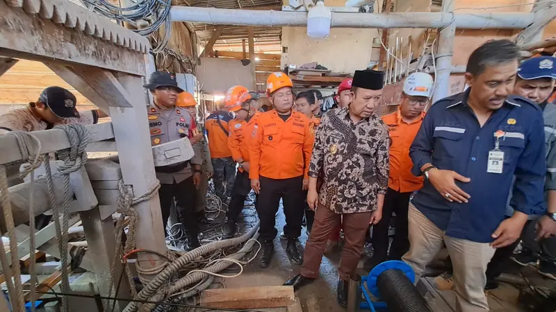 Bupati Banyumas, Achmad Husein memantau evakuasi 8 pekerja yang terjebak di sumur tambang emas di Pancurendang, Ajibarang. (Foto: Liputan6.com/Basarnas)
