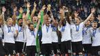 Kapten Jerman, Julian Draxler, bersama rekannya mengangkat trofi Piala Konfederasi 2017 setelah berhasil mengalahkan Cile di Stadion Saint Petersburg, Rusia, Minggu (3/7/2017). Jerman menang 1-0 atas Cile. (AP/Martin Meissner)