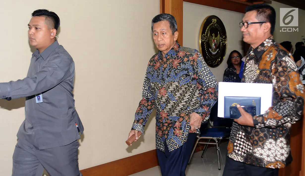 Ketua BPK Moermahadi Soerja Djanegara (tengah) bersama Ketua Pansus Angket KPK, Agun Gunanjar jelang Rapat Koordinasi di Gedung BPK RI, Jakarta, Selasa (4/7). Pertemuan tersebut berlangsung tertutup. (Liputan6.com/Helmi Fithriansyah)