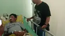 Seorang korban miras oplasan terbaring di rumah sakit di Cicalengka, Jawa Barat (11/4). Setidaknya 100 orang yang juga mengkonsumsi minuman keras buatan itu masih dirawat di sejumlah rumah sakit di daerah Jawa Barat.  (Liputan6.com/Pool/Polda Jabar)