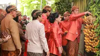 Meski hanya berlangsung selama beberapa menit, semua pihak yang ada di lokasi fokus memperhatikan pemasangan Bleketepe yang dilakukan Jokowi dan didampingi oleh ibu Negara, Iriana Joko Widodo. (Adrian Putra/Bintang.com)