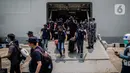 WNI ABK World Dream tiba di di Kolinlamil, Tanjung Priok, Jakarta Utara, Sabtu (14/3/2020). Sebanyak 188 WNI ABK World Dream telah usai jalani masa observasi di Pulau Sebaru, kondisinya sudah sangat baik dan sehat untuk bisa kembali ke rumahnya masing-masing. (Liputan6.com/Faizal Fanani)