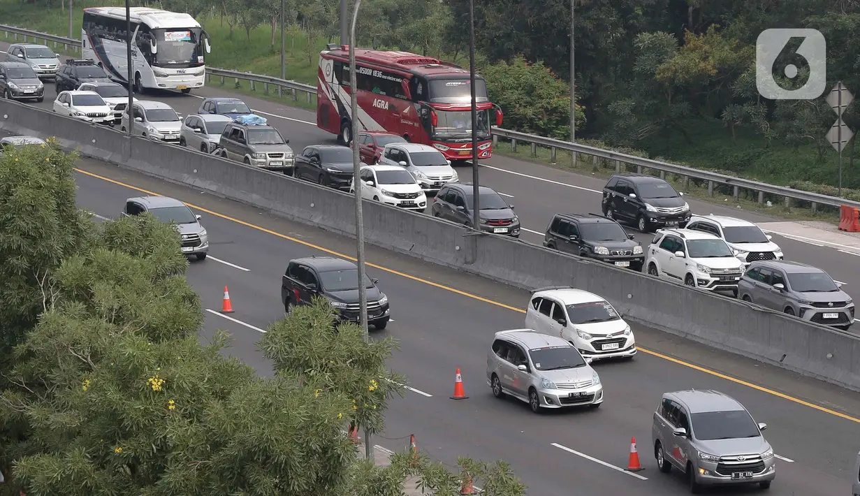 Bagi pemudik yang melanggar akan dikirim surat konfirmasi tilang ke alamat yang sesuai dengan tanda nomor kendaraan bermotor (TNKB). (Liputan6.com/Herman Zakharia)