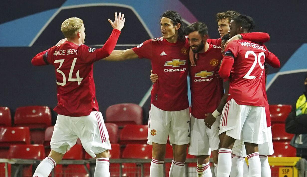 Para pemain Manchester United merayakan gol yang dicetak oleh Bruno Fernandes ke gawang Istanbul Basaksehir pada laga Liga Champions di Stadion Old Trafford, Rabu (25/11/2020). Setan Merah menang dengan skor 4-1. (AP/Dave Thompson)