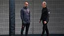 Pelatih Manchester City, Pep Guardiola (kiri) memimpin sesi latihan timnya di Manchester City Training Ground, Manchester (18/9/2023) waktu setempat, jelang menghadapi Red Star Belgrade pada matchday pertama Grup G Liga Champions 2023/2024 di Etihad Stadium, Rabu (20/9/2023) dini hari WIB. (AFP/Paul Ellis)