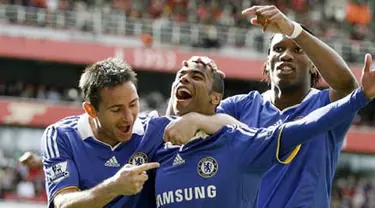 Chelsea&#039;s Ashley Cole, Frank Lampard and Didier Drogba celebrates the own goal by Arsenal&#039;s Ivory Coast player Kolo Toure during their Premiership football match at The Emirates Stadium on May 10, 2009. AFP PHOTO/IAN KINGTON