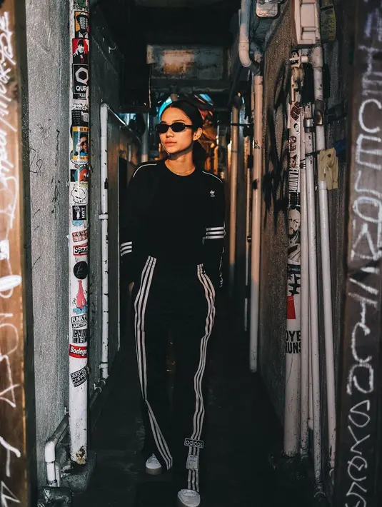 Azizah Salsha tampil sporty casual dengan one brand outfit. Ia mengenakan atasan lengan panjang dipadu dengan sweat pants yang sama-sama berwarna hitam. [Foto: Instagram/azizahsalsha_]