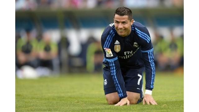 Cristiano Ronaldo menjadi pusat perhatian dan sempat tertahan di Imigrasi Bandara Udara Ukraina karena banyak petugas imigrasi yang meminta tanda tangan dirinya.