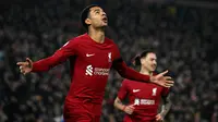 Selebrasi striker Liverpool, Cody Gakpo setelah mencetak gol ke gawang Everton dalam laga pekan ke-23 Liga Inggris 2022/2023 di Anfield Stadium, Liverpool (13/2/2023). Pemain yang dibeli Liverpool dari PSV Eindhoven ini telah menyumbang satu gol bagi The Reds dari total 7 laga di semua ajang. (AFP/Paul Ellis)