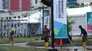 Pekerja membersihkan taman wisma atlet Asian Games 2018, Kemayoran, Jakarta, Minggu (4/2). Pembangunan rusun yang akan digunakan sebagai Wisma Atlet pada Asian Games 2018 telah dinyatakan selesai 100 persen. (Liputan6.com/Helmi Fithriansyah)