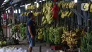 Aktivitas jual beli pisang di Pasar Lembang, Tangerang, Sabtu (3/10/2020). Pandemi Covid-19 berdamak pada permintaan pisang di pasar tersebut yang mengalami penurunan. (Liputan6.com/Angga Yuniar)