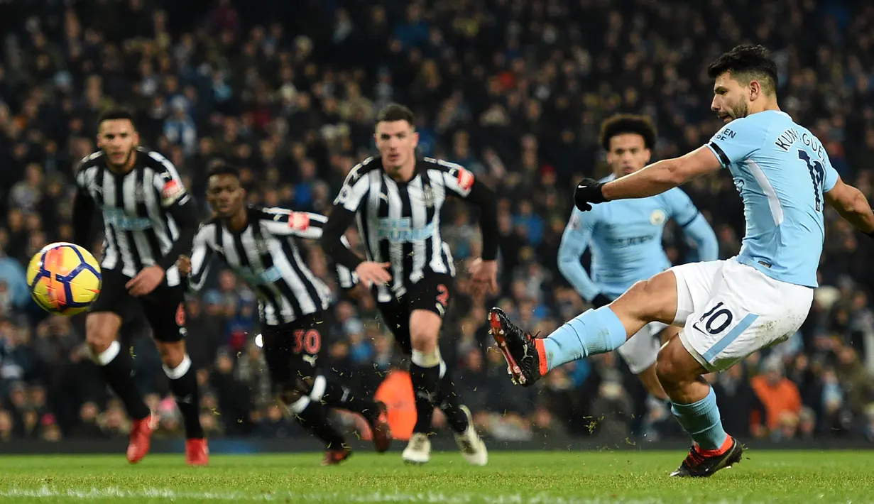 Pemain Manchester City, Sergio Aguero mencetak gol ke gawang Newcastle United melalui tendangan penalti pada pertandingan pekan ke-24 Premier League di Etihad Stadium, Minggu (21/1). Hat-trick Aguero memastikan Manchester City menang 3-1. (AP/Rui Vieira)