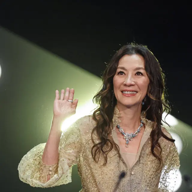 Penampilan Glamor Michelle Yeoh di Hong Kong Film Festival Bertabur Desainer Ternama