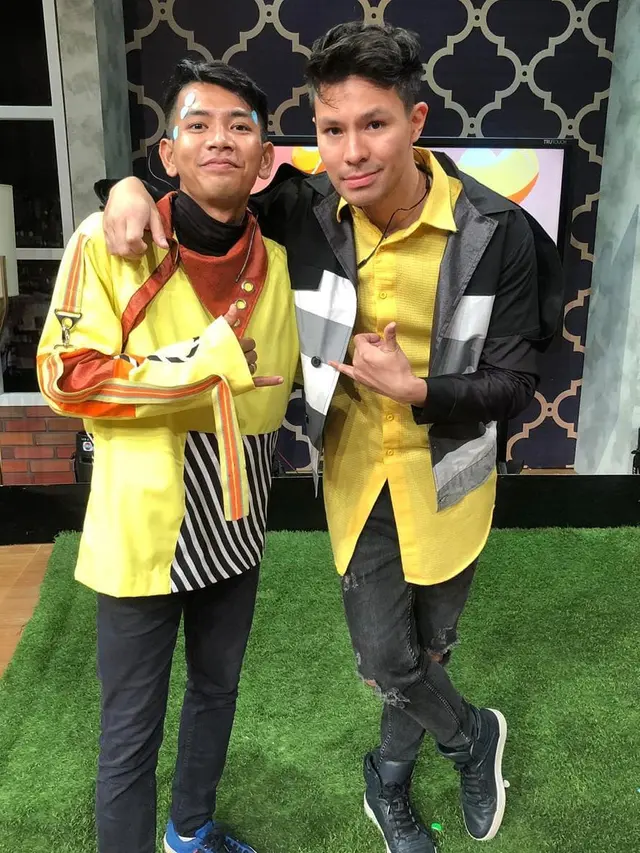Sebut Dirinya Anak Baru, Ini 6 Potret Angga Putra Bareng Host 3xtra0rdinary Love