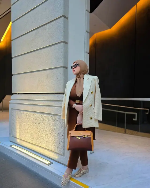 Tas Hermes selalu jadi andalan, momen Syahrini momong baby R ini gayanya bak sosialita sejati