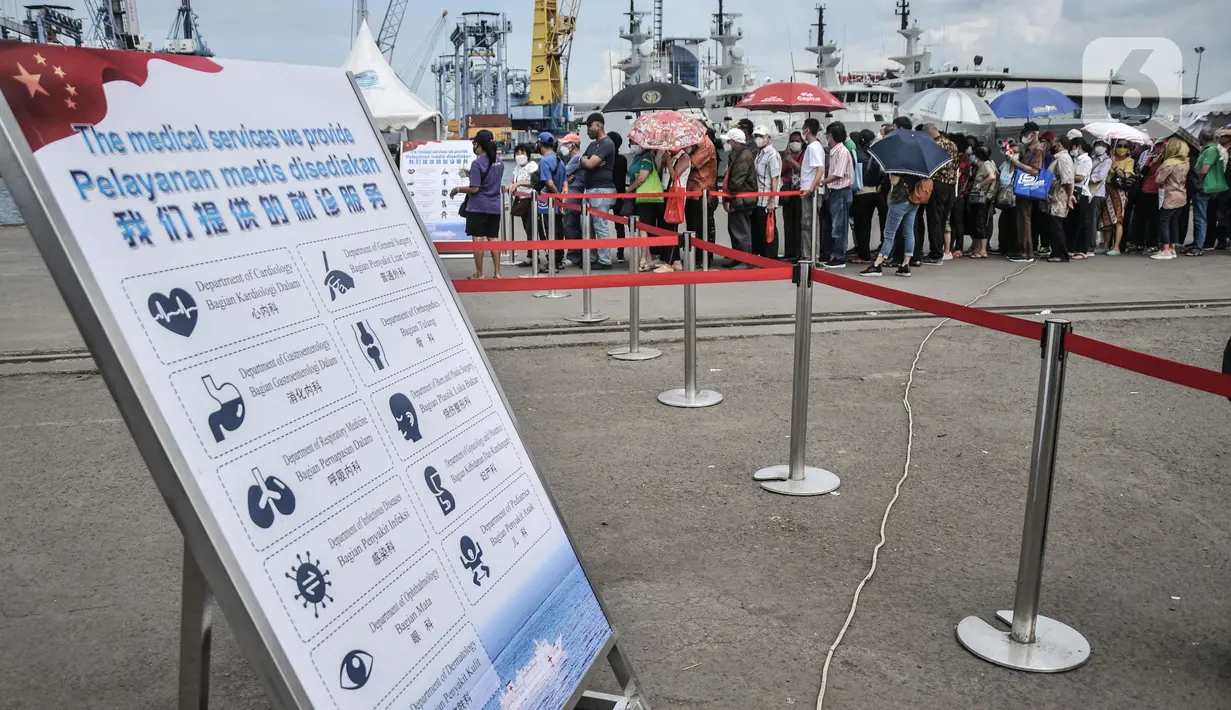 Warga saat antre untuk pemeriksaan kesehatan gratis oleh tim medis kesehatan dari Kapal RS Peace Ark milik Tentara Pembebasan Rakyat China (PLA) di kawasan JICT 2 Tanjung Priok, Jakarta Utara, Selasa (15/11/2022). Layanan pengobatan gratis untuk masyarakat umum ini merupakan bagian dari misi kemanusiaan Kapal RS Peace Ark ke luar negeri yang ke-10 setelah sebelumnya melakukan kunjungan ke Indonesia pada 2013. (merdeka.com/Iqbal S. Nugroho)