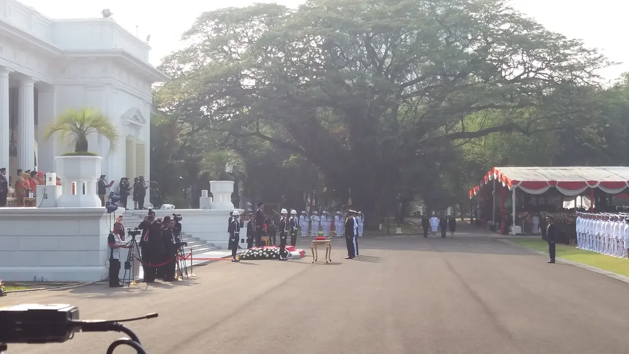 Empat perwira remaja TNI-Polri menerima anugerah Bintang Adhi Makayasa dari Presiden Joko Widodo atau Jokowi. (Liputan6.com/Hanz Jimenez Salim)