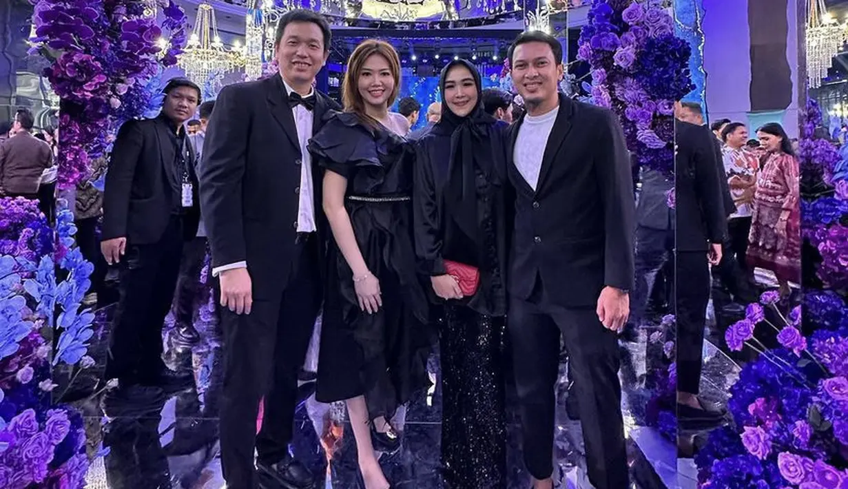 Hendra Setiawan juga tampil mengenakan setelan jas hitam, ia pun melengkapinya dengan dasi kupu-kupu. Sedangkan sang istri mengenakan dress hitam one shoulder. @just_itinee.