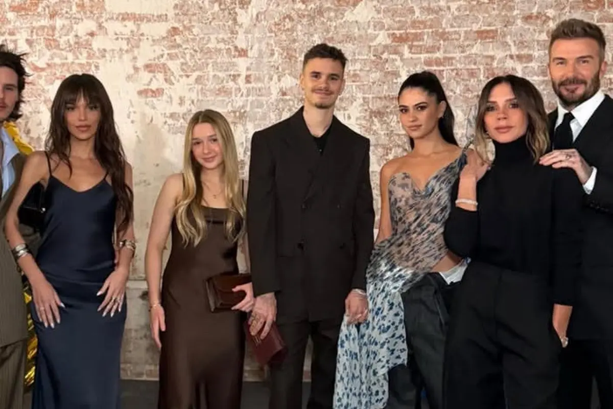 Gaya Keluarga David Beckham Hadir di Fashion Show Victoria Paris Fashion Week