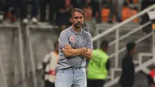 Pelatih Persija Jakarta,&nbsp;Mauricio Souza saat di pinggir lapangan dalam pertandingan persahabatan pramusim yang berlangsung di Jakarta International Stadium (JIS), Jakarta (26/07/2025) malam WIB. (Bola.com/Abdul Aziz)