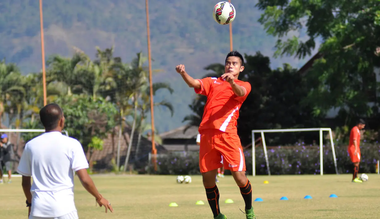 Bek Persija, M. Robi, mendapat porsi latihan sedikit lebih berat dari rekan-rekannya saat latihan Persija di Lapangan Kusuma Agrowisata, Batu, Malang, Rabu (4/11/2015). (Bola.com/Kevin Setiawan)